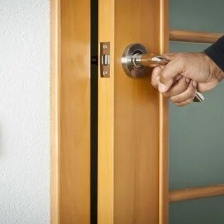 Как правильно ухаживать за межкомнатными дверьми?